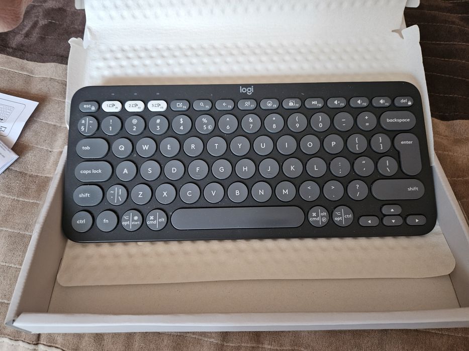 Logitech K380S Pebble Keys 2