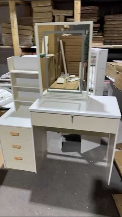 Продам туалеатный столик для подростков