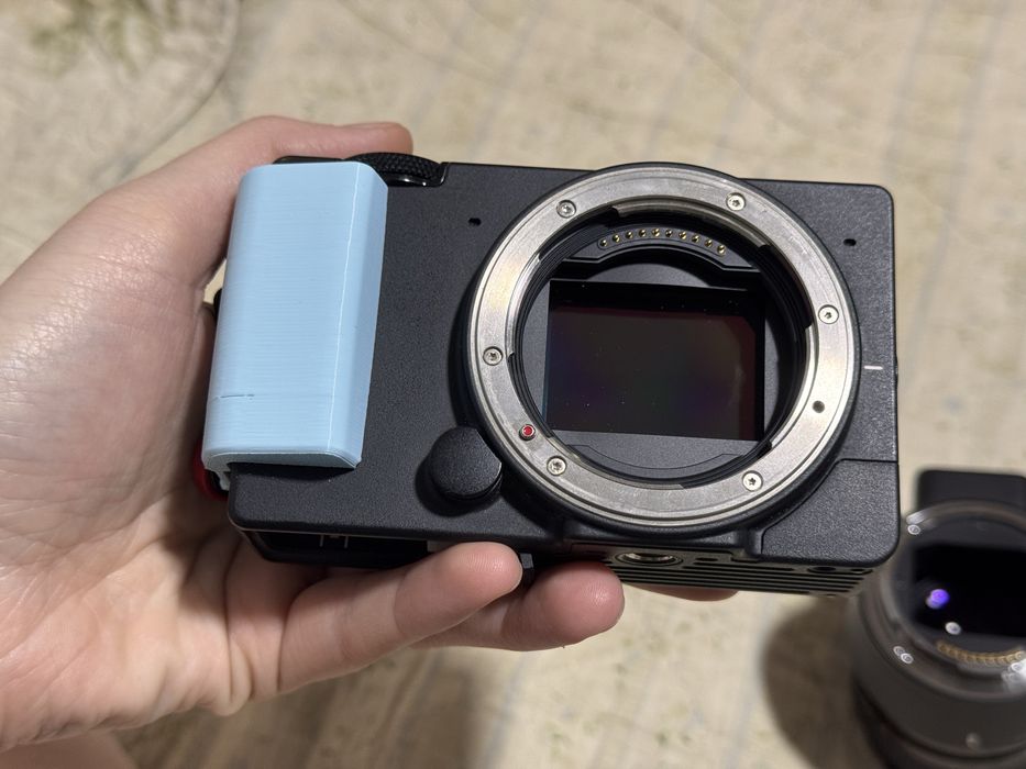 Sigma fp + canon 24-70 (raw снимает)