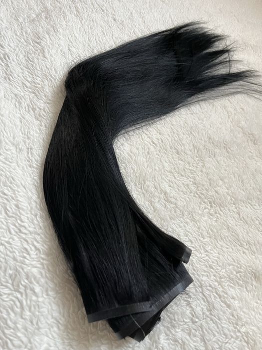 Блестяща черна треса на щипки