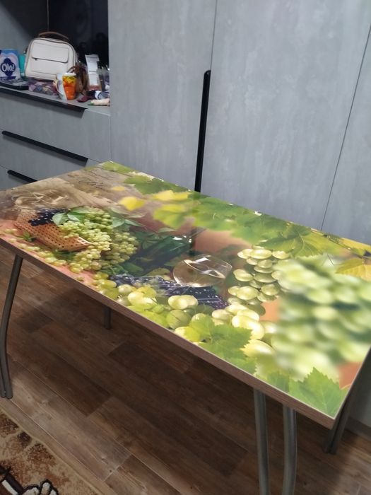 Продам шикарный новый стол.