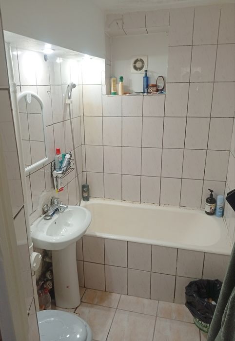 Închiriez apartament cu doua camere