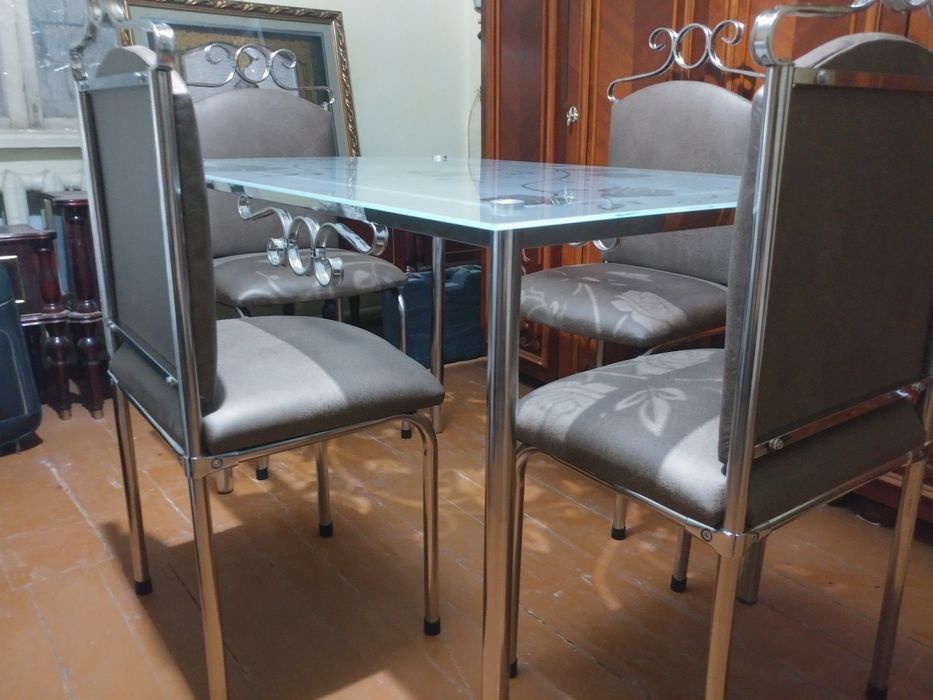 Продается .необычный.комплект .стол стулья .