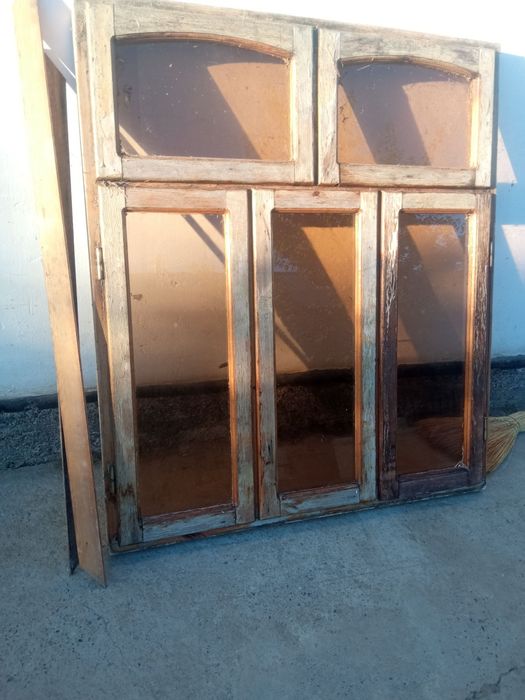 Rom sotiladi jigarrang oyna.razmeri bo'yi 1,45.eni 1,25