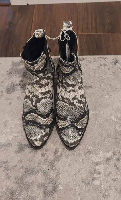 Продам ботинки женские