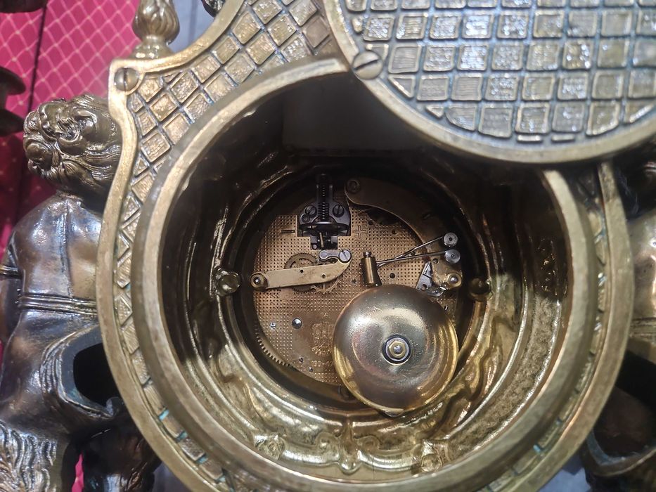 Ceas cu 2 sfetnice din bronz masiv