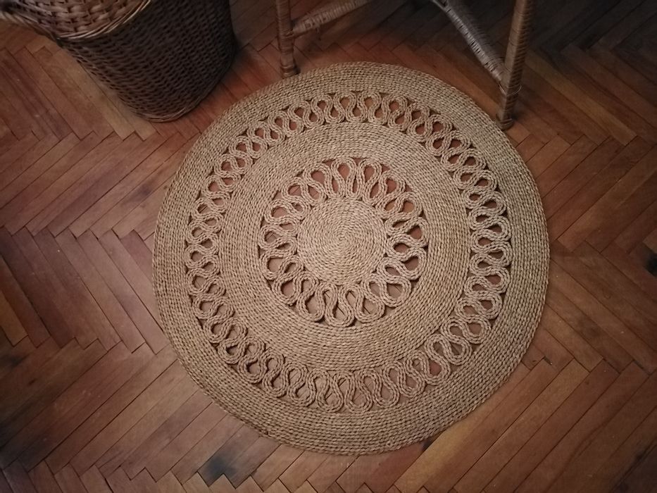 Плетени ратанова маса и рогозка