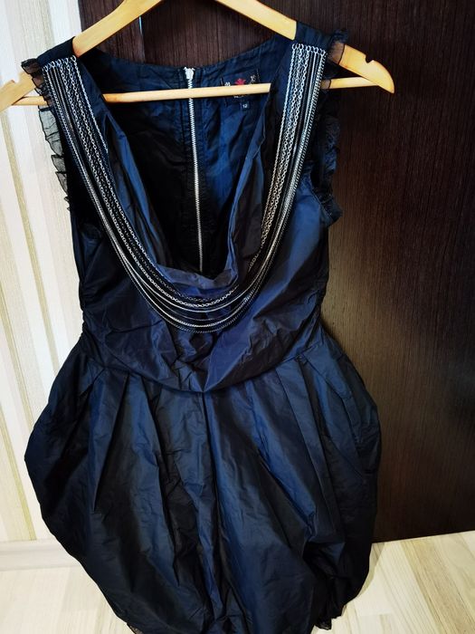 Черна рокля от тафта и с синджири