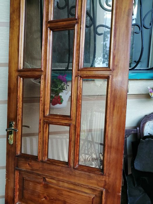 Дверь деревянная.