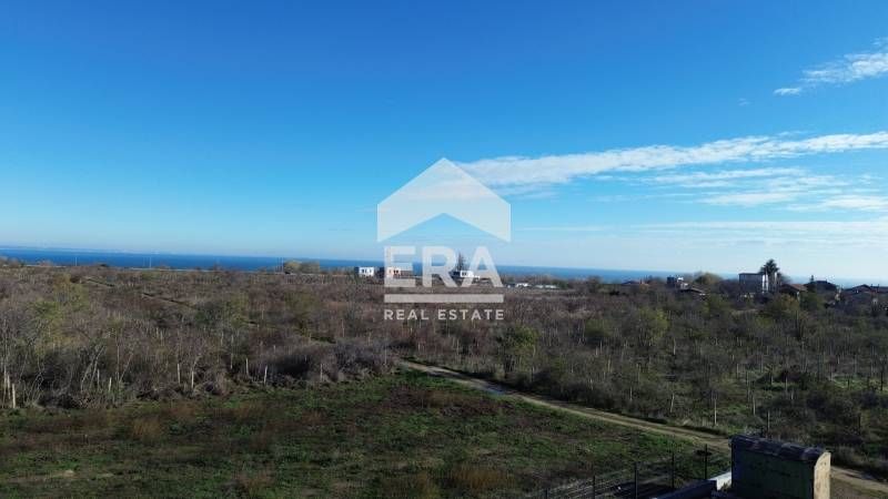 Двуетажна новострояща се къща за продажба, с двор и две паркоместа, в