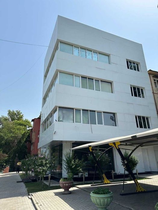 Продается здание вдоль дороги на Чиланзаре