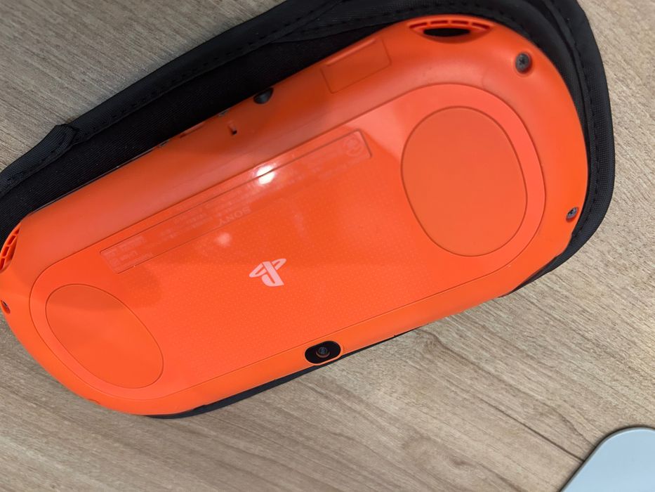Sony PS Vita modat + jocuri