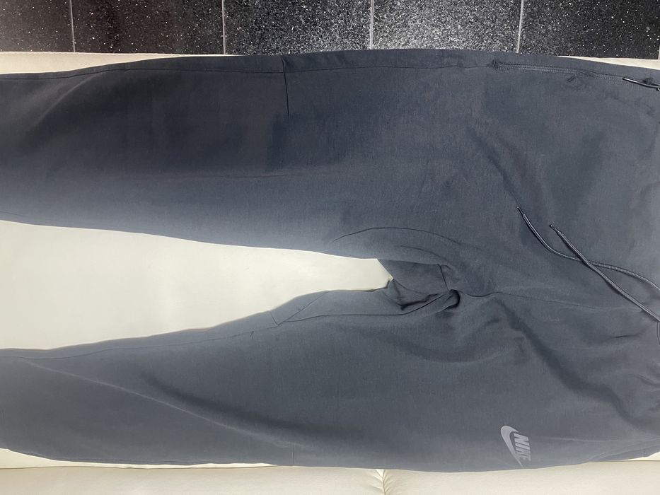 Vând pantaloni Nike Tech