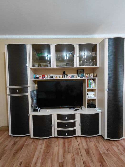Продам  Зальный шкаф