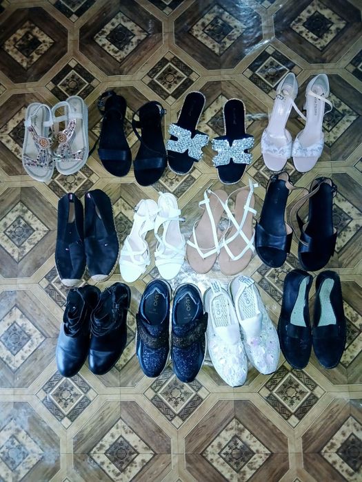 Vând  tot ce se vede