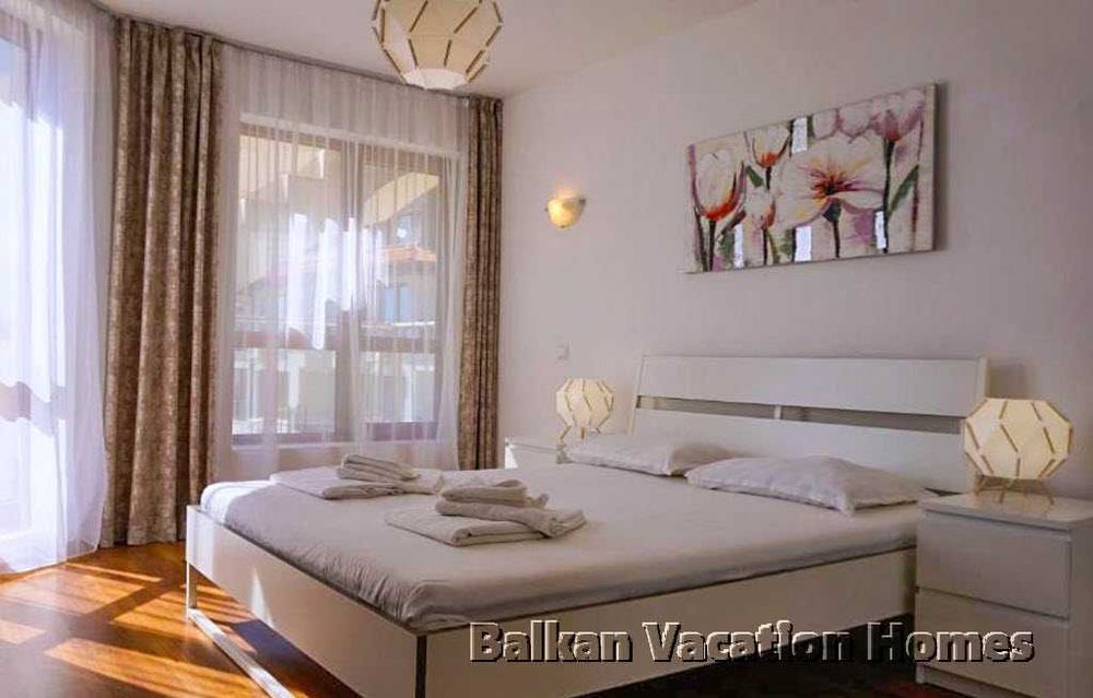 Двустаен апартамент с голяма покривна тераса – на 100 м от морето