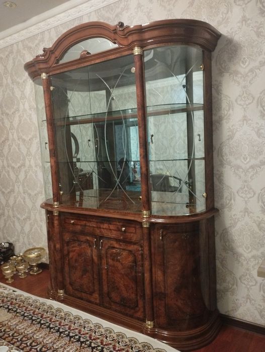 Mebel mehmon xona uchun stenka va kamod