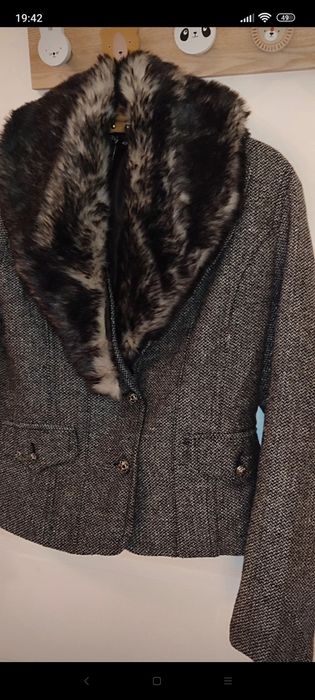 Sacou cambrat negru- gri, cu guler din blăniță detasabil, M