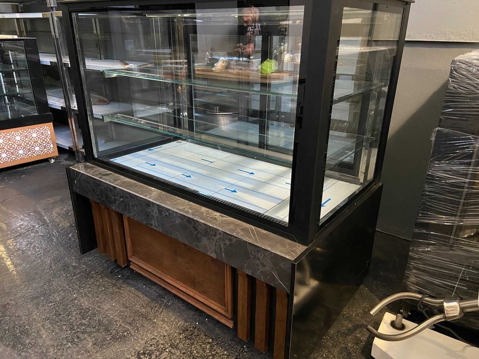 Vitrina Rece Pentru Prajituri 108 Cm / 150 Cm  In Stoc