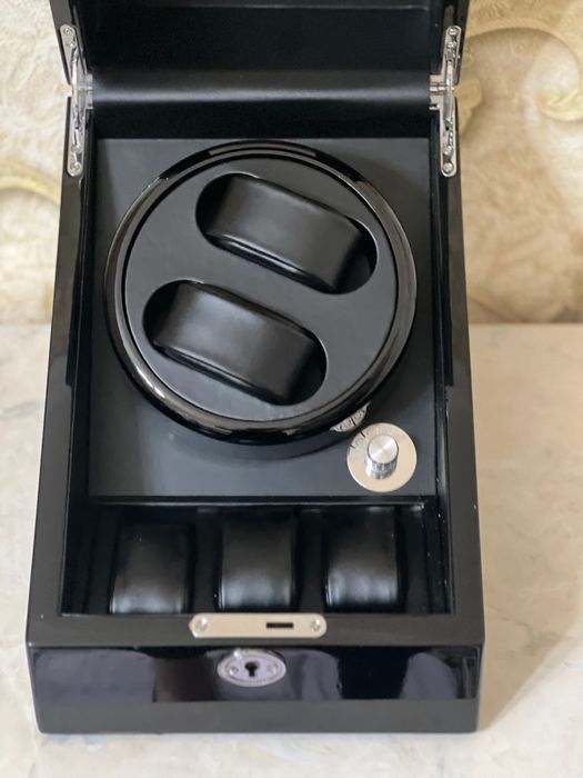 Шкатулка для механических часов с автоподзаводом.