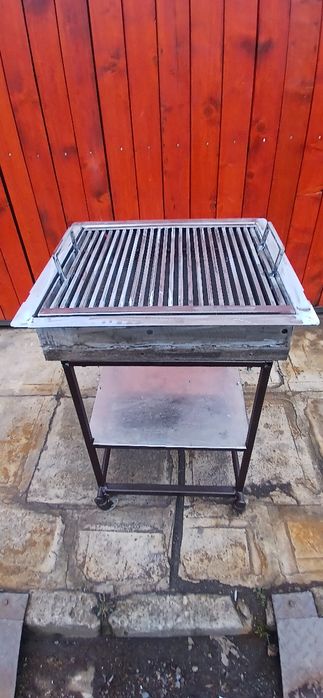 Gratar  rezistent cu roți