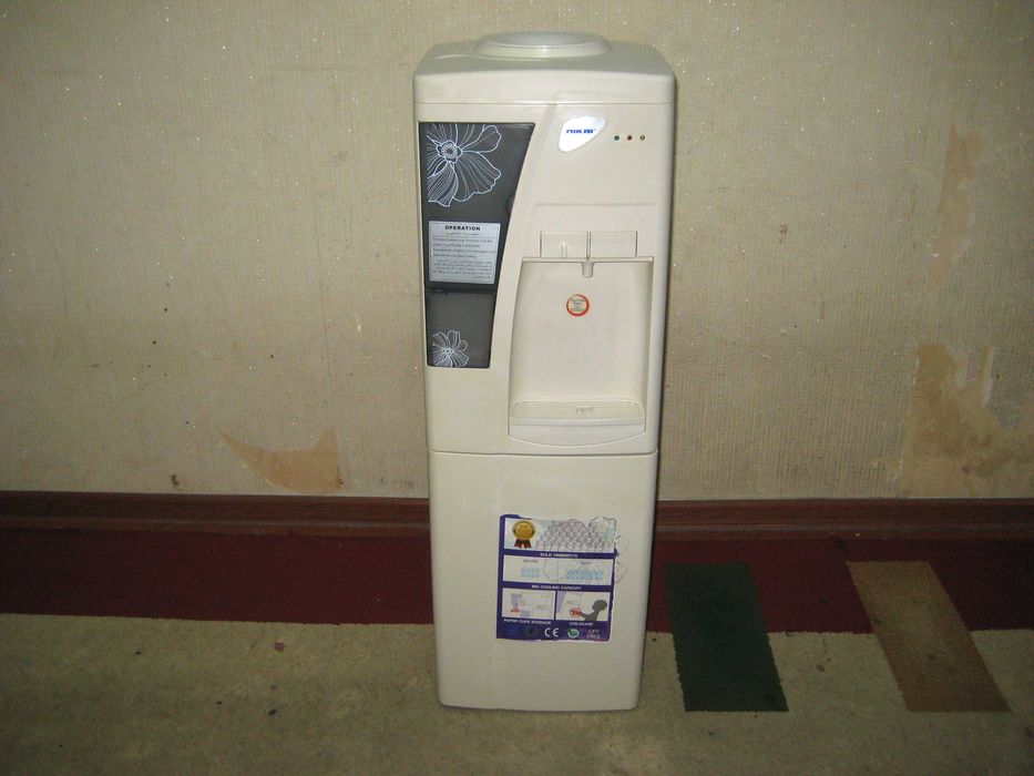 Кулер оригинал холдилник муздек ва иссик сув зур ишлиди деярли янги!