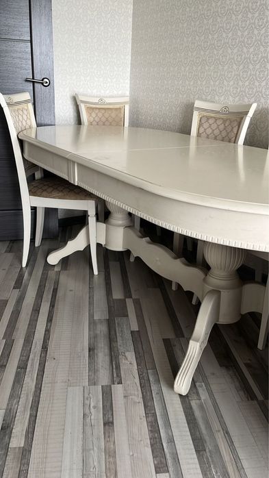 Стол со стульями