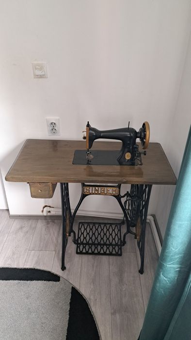 Vând mașina de cusut [ singer]mai multe detalii in privat si in descriere.