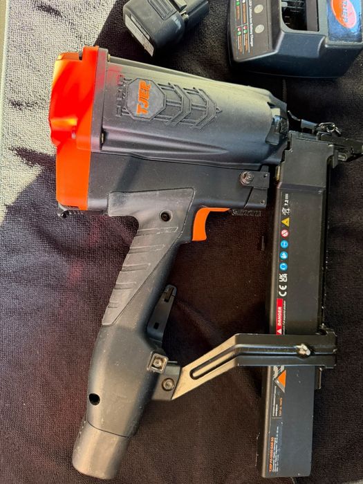T jep pistol de cuie capse pe acumulator si gaz