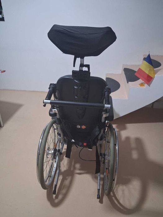 Vand scaun fotoliu persoane cu handicap impreuna cu cadru.