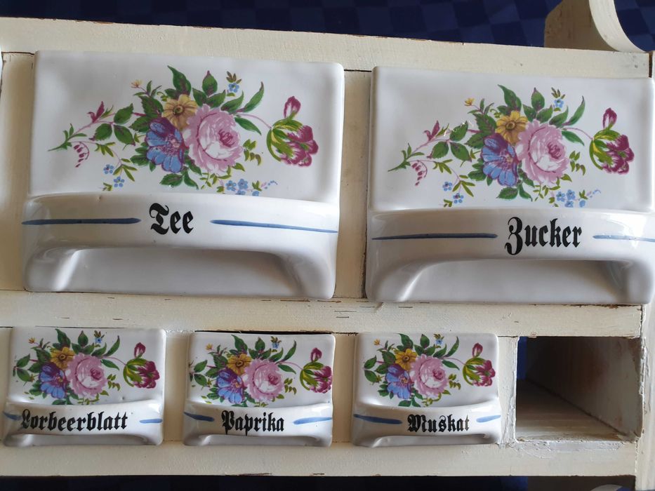 Шкафче за подправки с порцеланови чекмеджета и съдове за терин