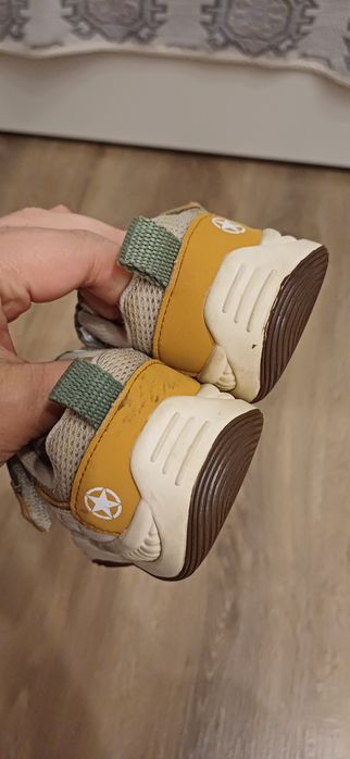 Продам кроссовки летние 23р