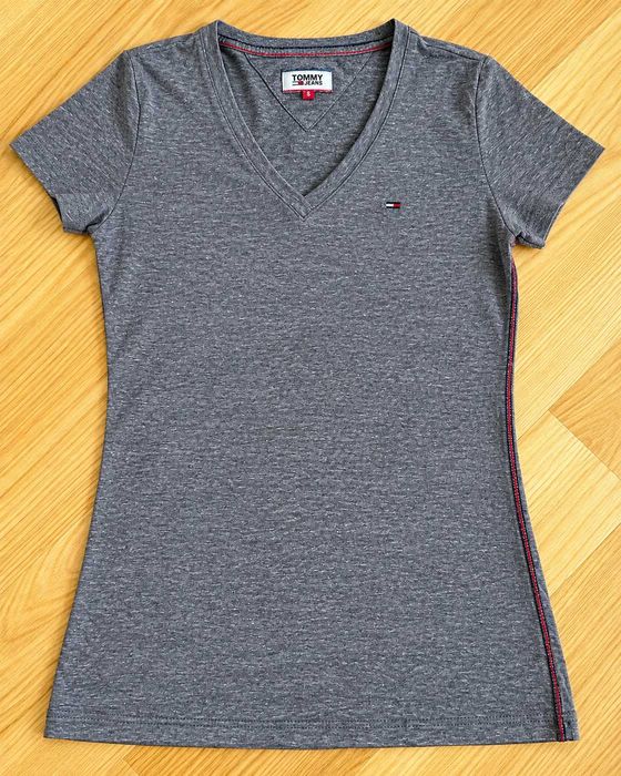 Tricou Tommy Jeans damă gri melanj, decolteu în V, bumbac, mărimea S