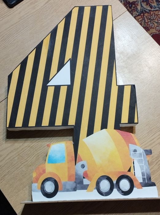 Цифра 4 със стойка + платно за фон