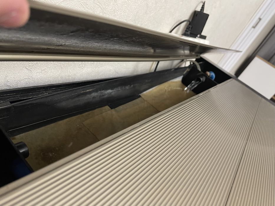 Аквариум вместе с рыбками и тумбочкой