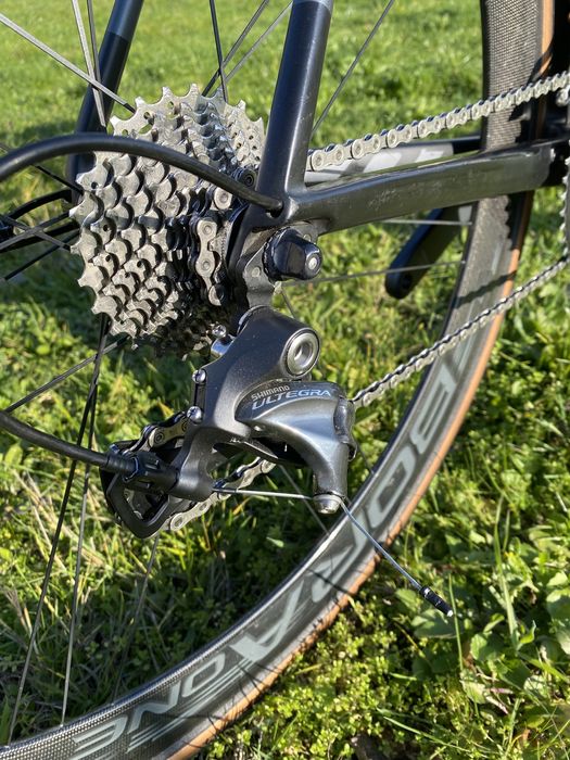 Карбонов Шосеен велосипед Scott addict