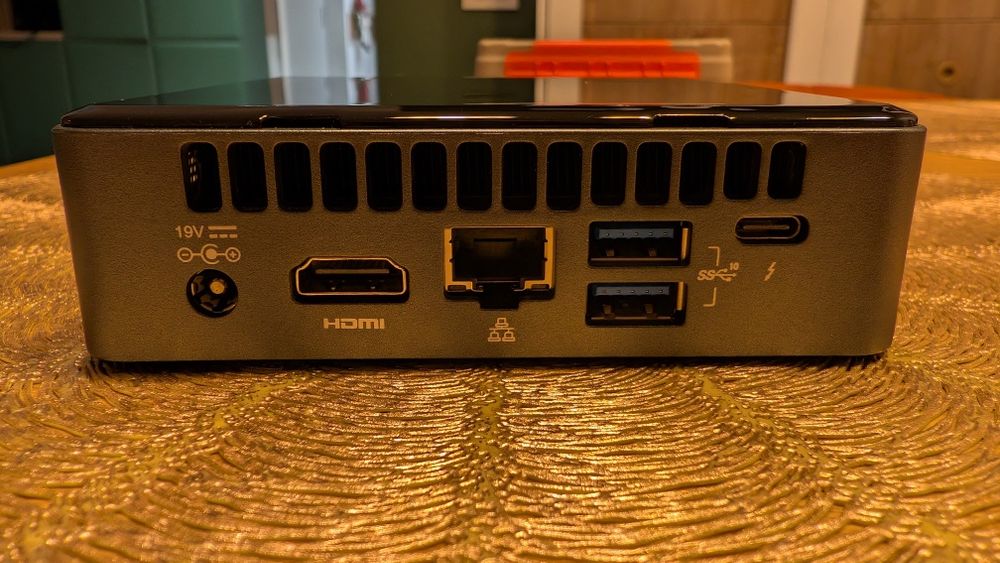 Intel NUC8i5BEH – i5 Gen 8 | 32GB RAM Samsung Dual-Channel | SSD 250GB ADATA Swordfish NVMe impecabil