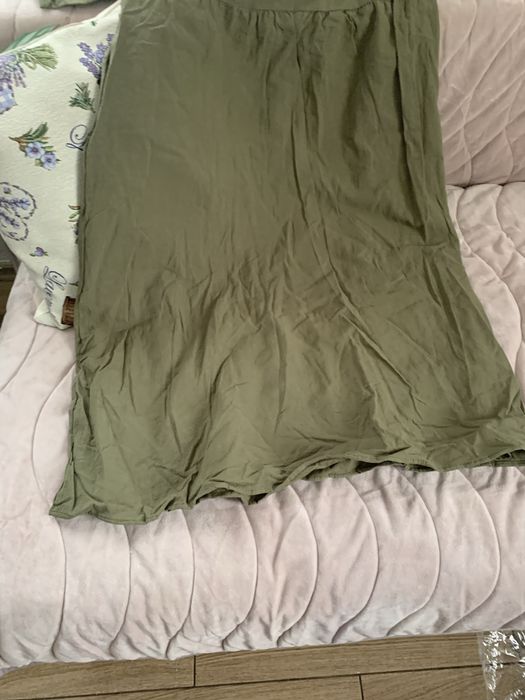 Маслинена лятна рокля,с висока талия, широка надолу,странични джобове.