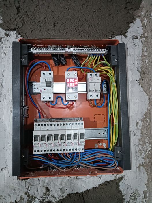 Electrician calificat cu experiență