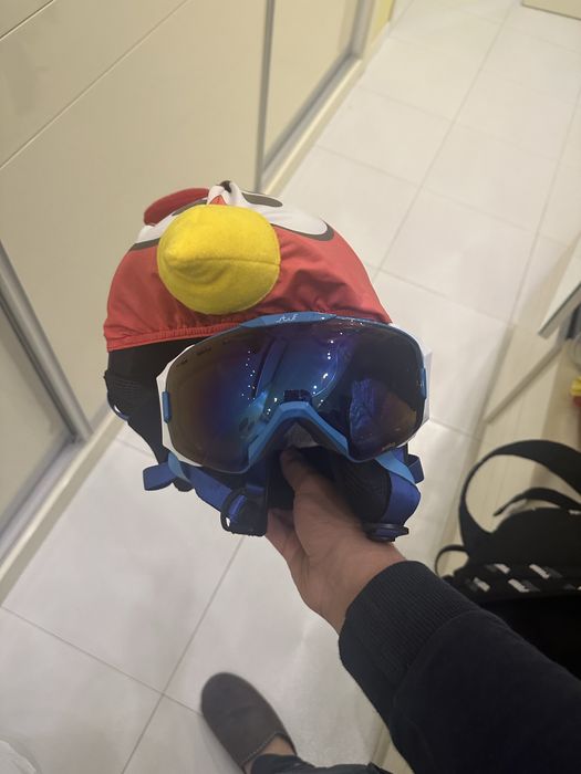 Продавам луксозна каска за ски и очила исползвани в перфектно състояне
