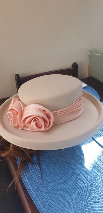 Palarie pentru nuntă bej cu piersici
