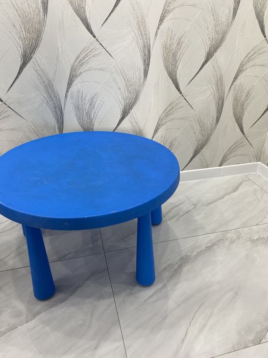 Продам стол Икеа с 2 стульями