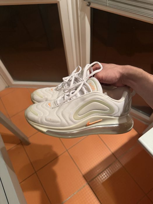vand adidasi nike