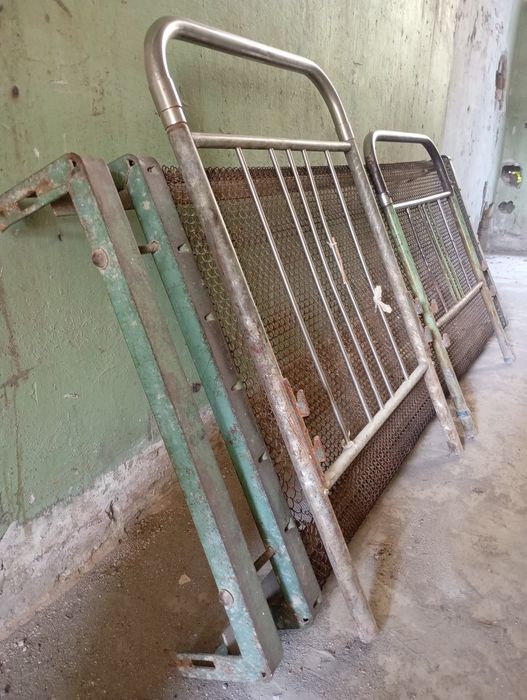 Кровать железная. Рабочая сетка в отличном состоянии.