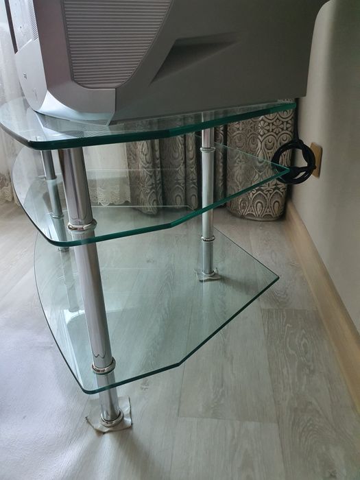 Продам стеклянную тумбу под телевизор