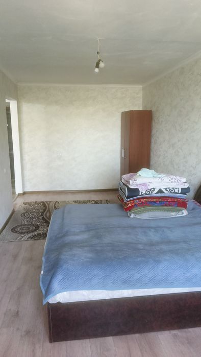 На подселение девушку жыть вместе.