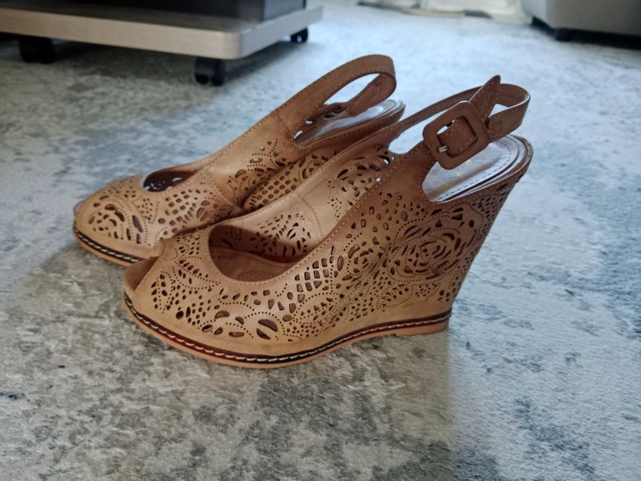 Продам женские босоножки