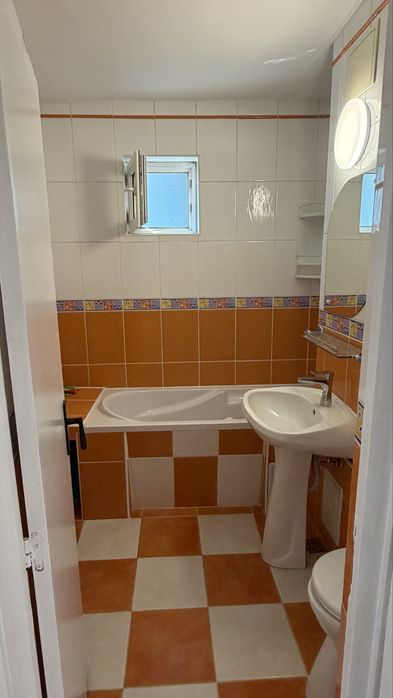 Inchiriez apartament 3 camere