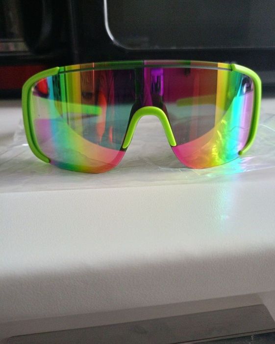 Vând ochelari de soare model deosebit produs de calitate superioara