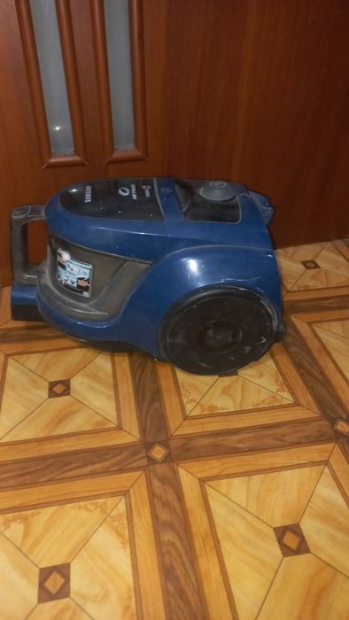 Продам Пылесос На Запчасти мотор искрит, возможно нужно щетки менять